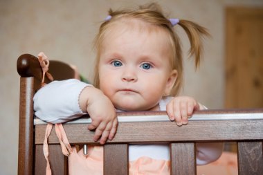 hüzünlü bebek beşik içinde