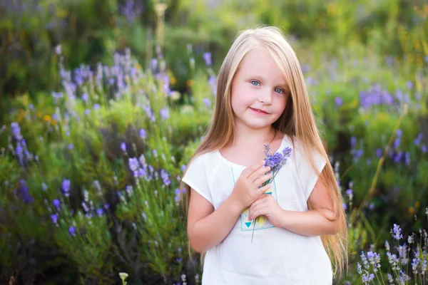 Retrato de una niña rubia —  Fotos de Stock