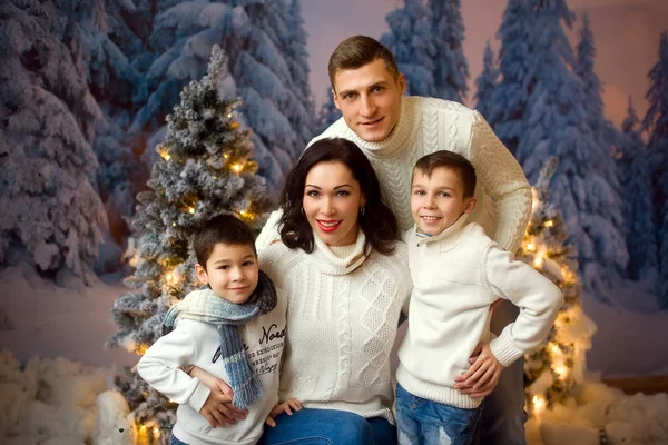 Boże Narodzenie portret rodziny czterech w Studio — Zdjęcie stockowe