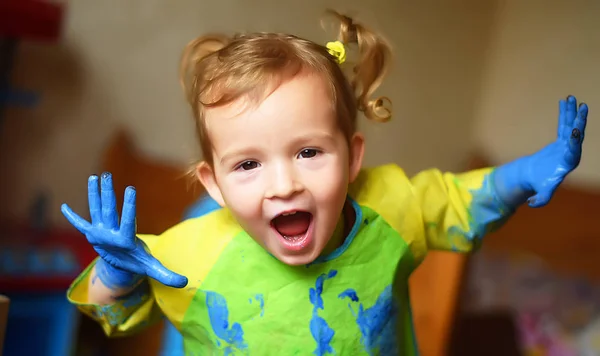 Porträt eines glücklichen Jungen die Hand in Farbe — Stockfoto