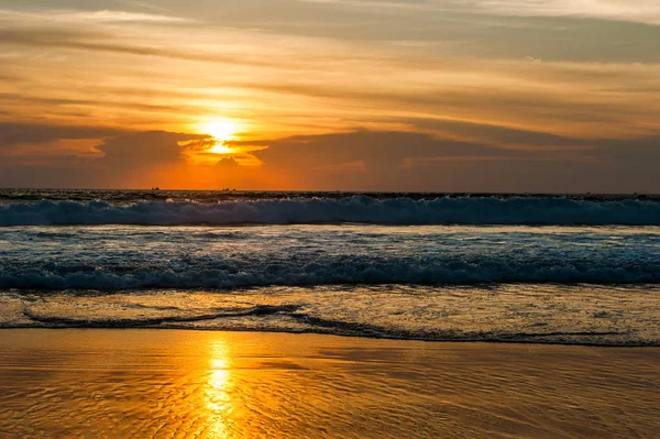 Magnifique coucher de soleil vibrant sur la plage à Phuket kata Noi — Photo