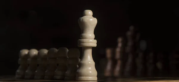 Close-up van het klassieke Schaken op een schaakbord — Stockfoto