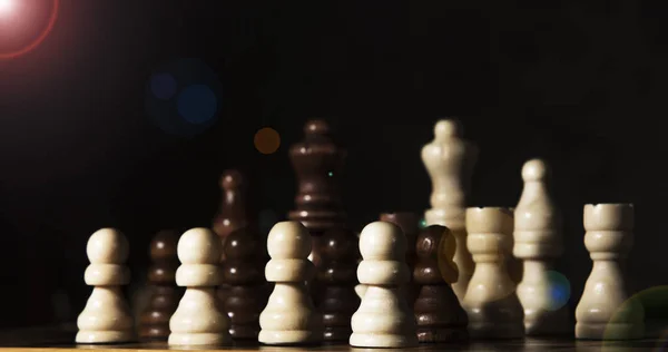 Класичні шахи крупним планом на шахівниці — стокове фото