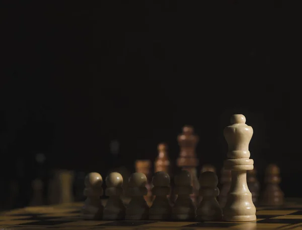 Классические шахматы на борту — стоковое фото