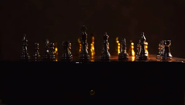 Goud en zilver schaakstukken op de Board-close-up — Stockfoto