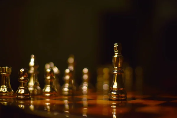 Guld och silver schackpjäser på styrelsen närbild — Stockfoto