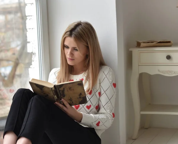 Oturma ve bir kitap okuma kız