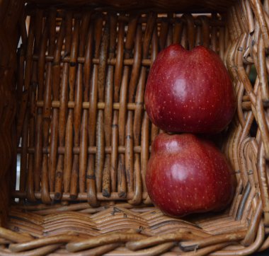 hasır sepet içinde kırmızı elmalar