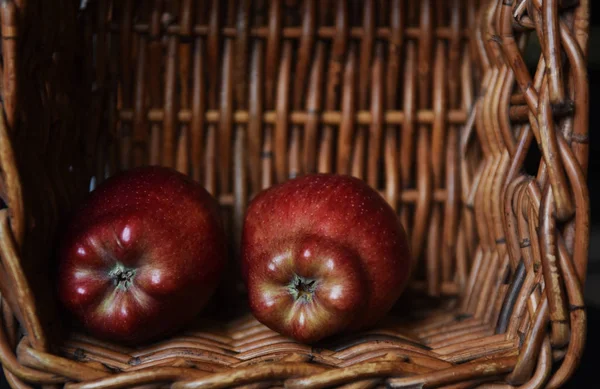 RED APPLES IN A WICKER BASKET — Stock Photo, Image