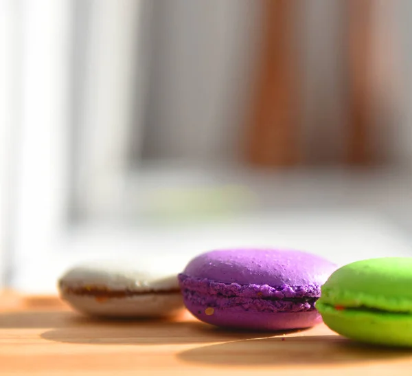 Macarons mixed colors on the Board — Stock Photo, Image