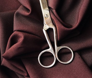 kumaş üzerine çelik makas