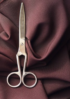 kumaş üzerine çelik makas