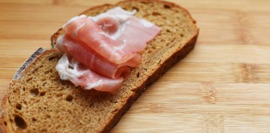 kesme Tahtası üzerinde taze pastırma