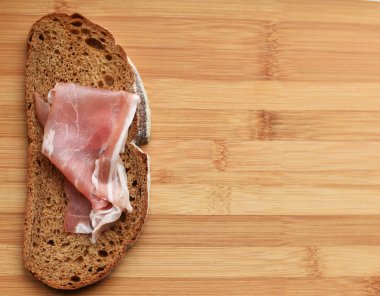 kesme Tahtası üzerinde taze pastırma