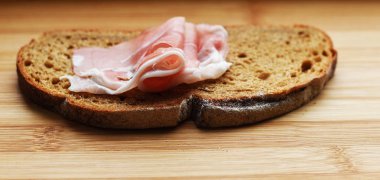 kesme Tahtası üzerinde taze pastırma