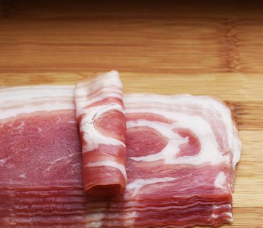kesme Tahtası üzerinde taze pastırma