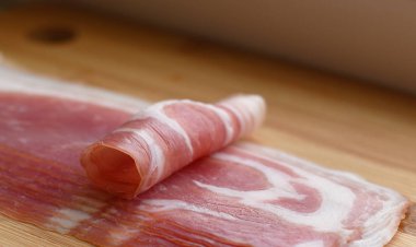 kesme Tahtası üzerinde taze pastırma