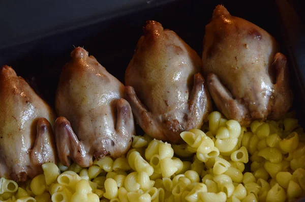 Pollos pepinillos al horno con una corteza crujiente — Foto de Stock