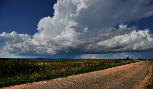 De weg gaat in de storm wolken — Stockfoto