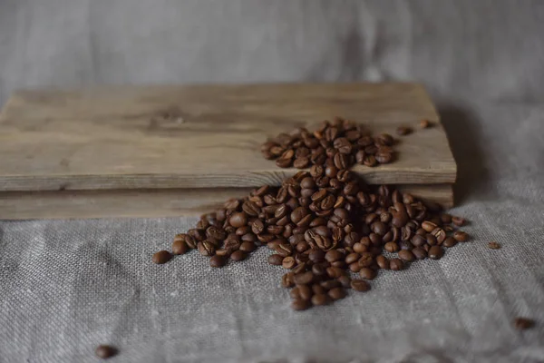 Grãos de café são torrados — Fotografia de Stock