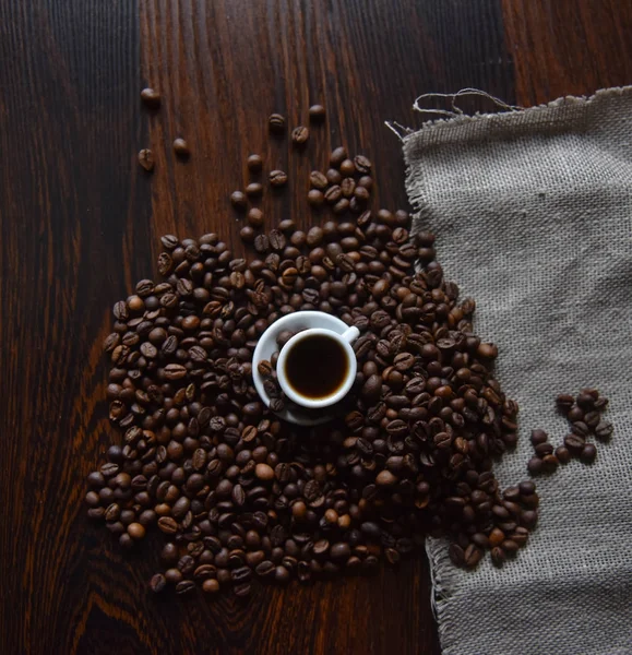 kahve çekirdekleri ve beyaz Kupası ve fincan tabağı