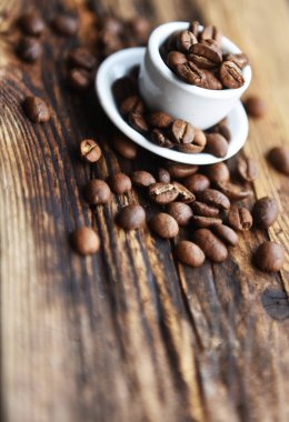 Beyaz fincan kahve çekirdekleri