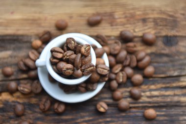 Beyaz fincan kahve çekirdekleri