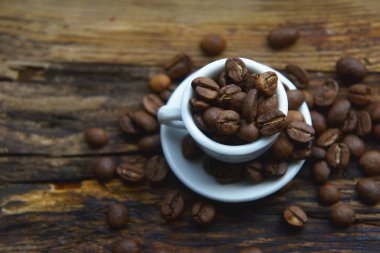 Beyaz fincan kahve çekirdekleri