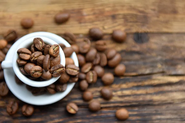 Beyaz fincan kahve çekirdekleri