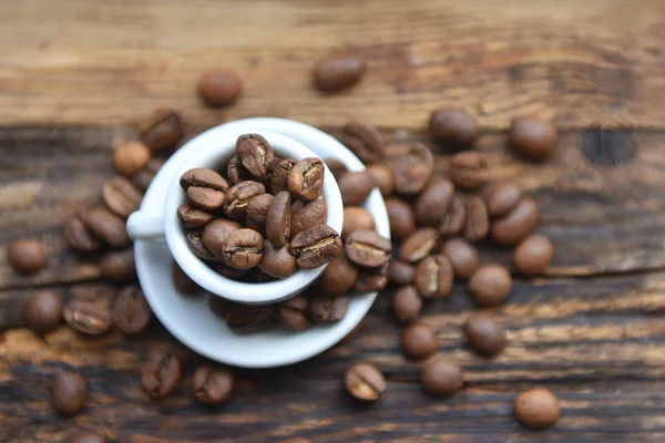 Beyaz fincan kahve çekirdekleri