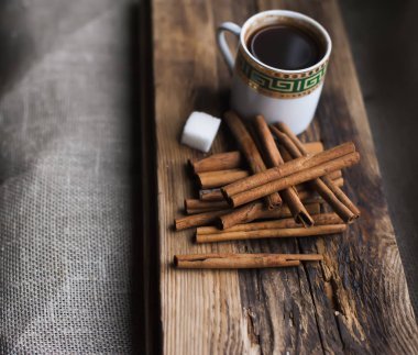 Siyah kahve tarçın ile ahşap masa üzerinde sopa