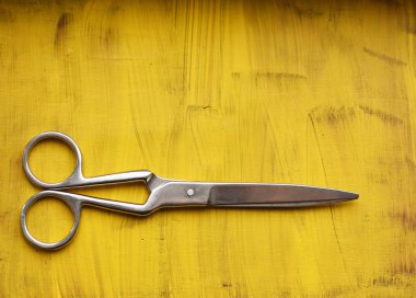 terzi makas sarı bir arka plan üzerinde çelik