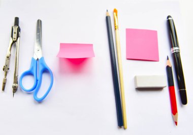 Beyaz arka plan üst görünümünde kırtasiye