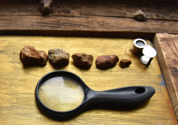 Altın arkaplanda aksesuarlar ve büyüteç