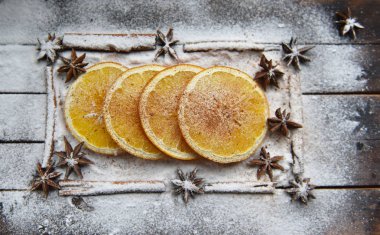 Turuncu tarçınlı çubuk yıldız Noel süsü için şeker tozu anason
