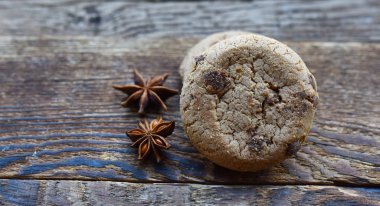 Pudra şekerli çikolatalı kurabiyeler ve yıldız anason Noel süslemesi.