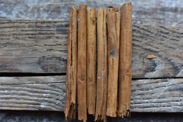 Tarçın çubukları Seylan pudra şekeri ahşap bir masa üzerinde