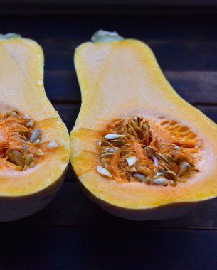 Tohumlar bağlamında armut şekilli İspanyol gitarı