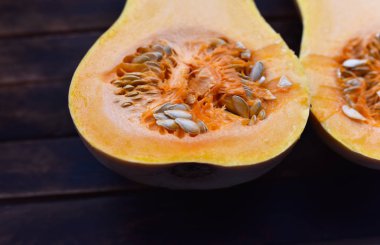 Tohumlar bağlamında armut şekilli İspanyol gitarı