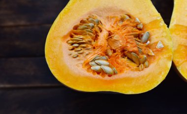 Tohumlar bağlamında armut şekilli İspanyol gitarı