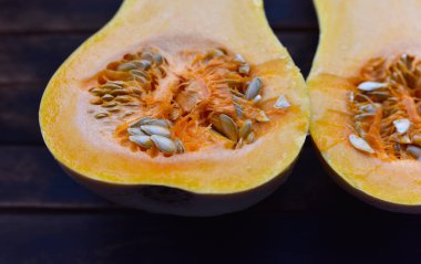 Tohumlar bağlamında armut şekilli İspanyol gitarı