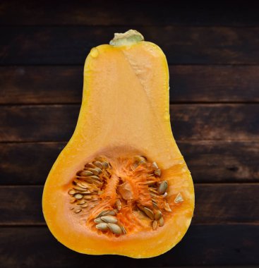 Tohumlar bağlamında armut şekilli İspanyol gitarı