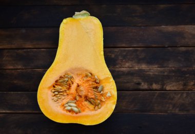 Tohumlar bağlamında armut şekilli İspanyol gitarı