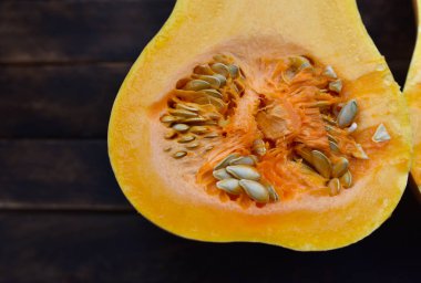 Tohumlar bağlamında armut şekilli İspanyol gitarı