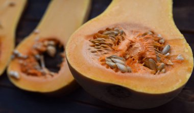 Tohumlar bağlamında armut şekilli İspanyol gitarı