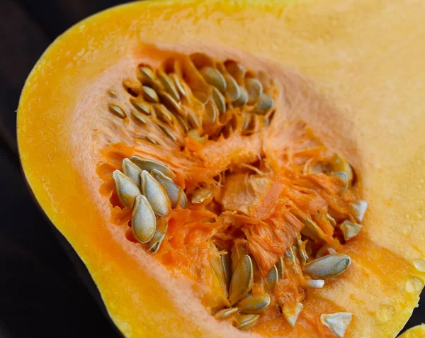 Tohumlar bağlamında armut şekilli İspanyol gitarı