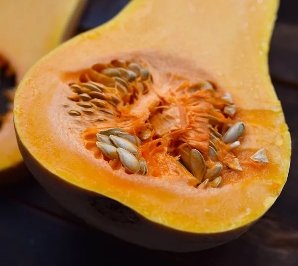 Tohumlar bağlamında armut şekilli İspanyol gitarı