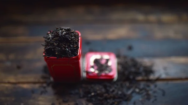 Chá Preto Uma Lata Vermelha Fundo Escuro — Fotografia de Stock