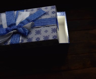 Noel hediyesi olarak kurdele kutusu.