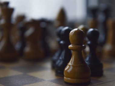 Satranç tahtasındaki satranç taşları